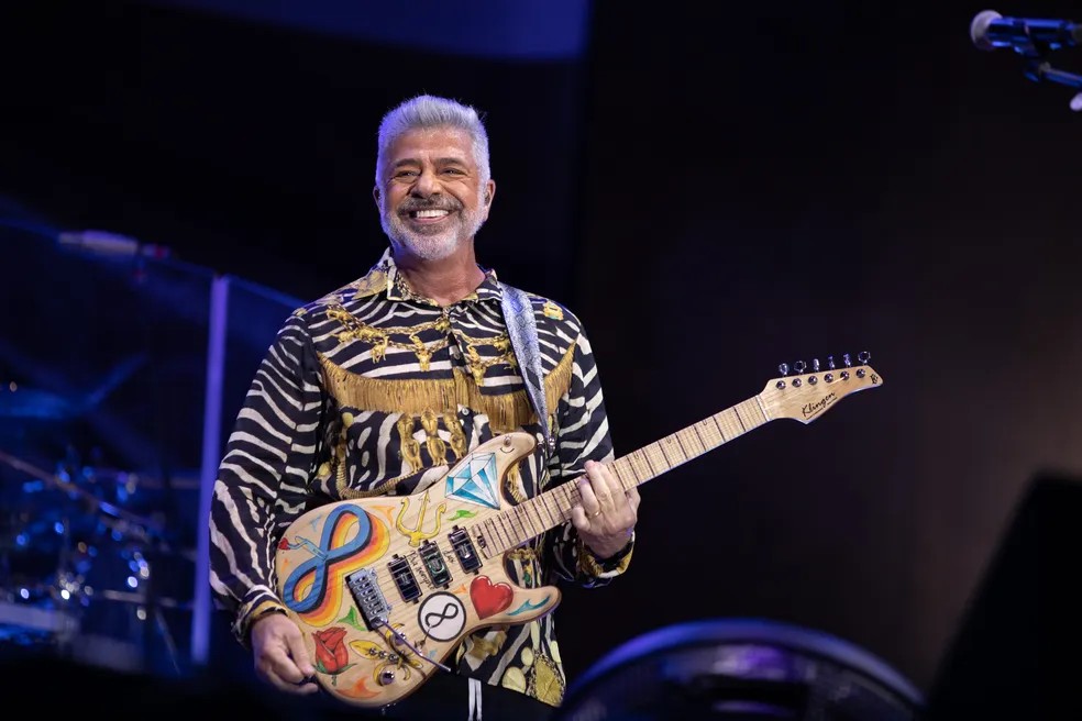 Lulu Santos com uma guitarra Klingen